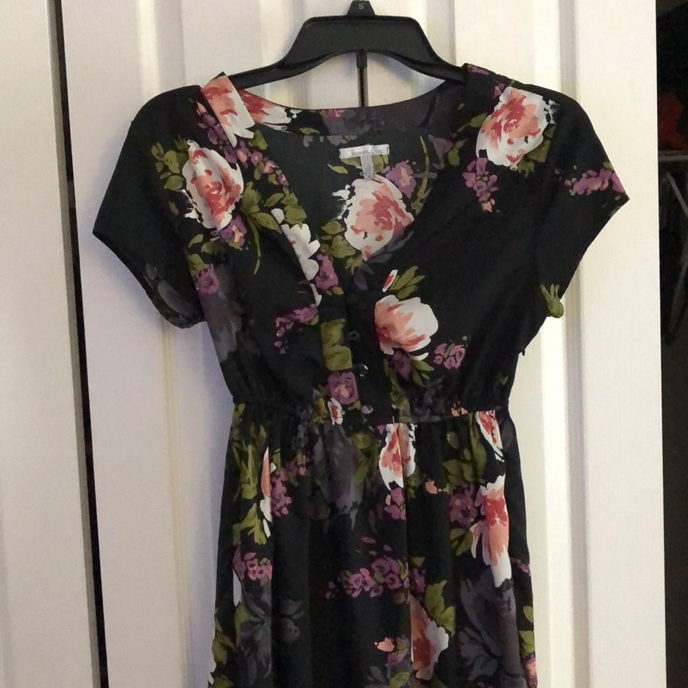 O’Neill rose and black dress